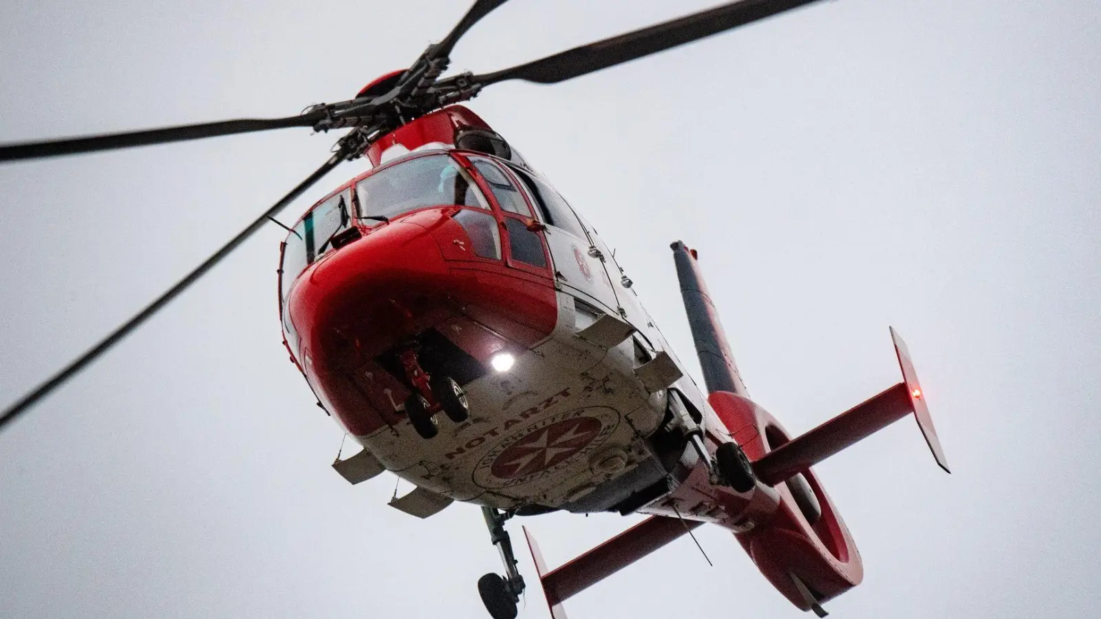 Ein Rettungshubschrauber setzt zur Landung auf dem Flugplatz einer Klinik an. (Foto: Stefan Sauer/dpa/Symbolbild)