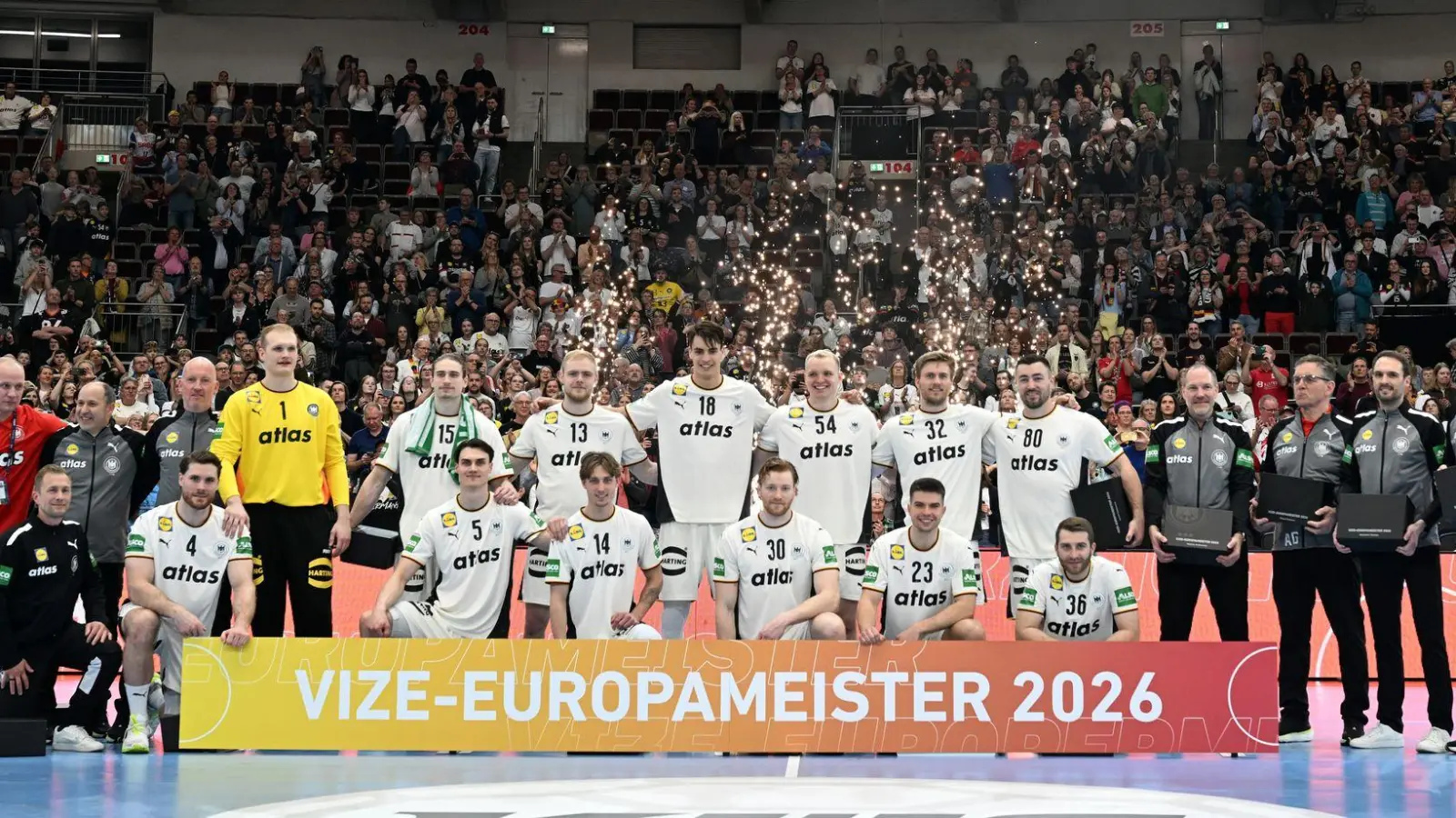 Die deutschen Handballer feierten gemeinsam noch einmal die Vize-Europameisterschaft. (Foto: Federico Gambarini/dpa)