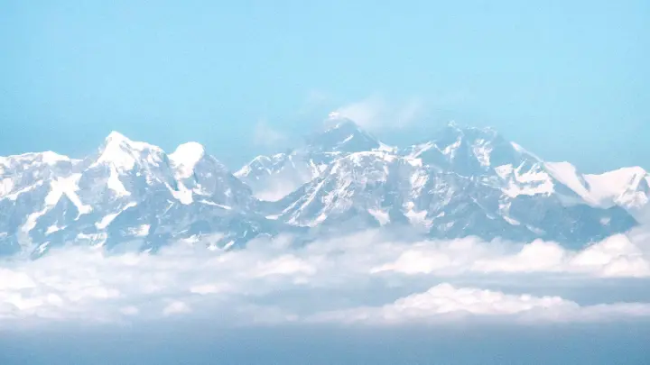 Blick aus dem Flugzeug auf das Himalaya-Gebirge mit dem Mount Everest. Seit 1. April dürfen Touristen nur noch mit einem lokalen Bergführer oder Gepäckträger von einer bei der Regierung registrierten Trekkingfirma wandern und das Gebirgspanorama genießen. (Foto: Sina Schuldt/dpa)