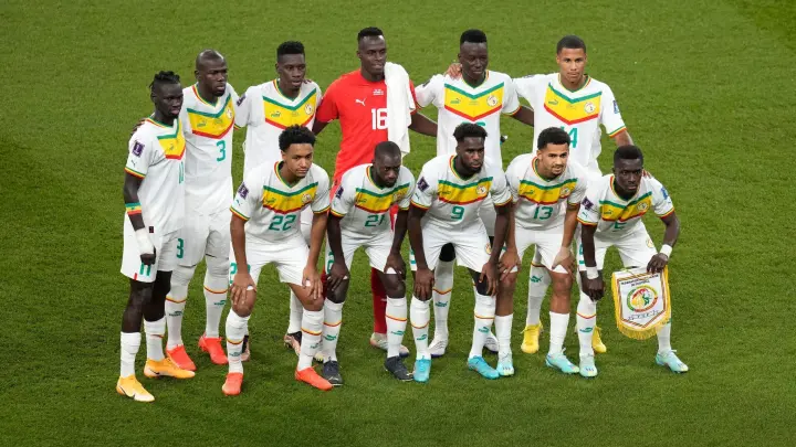 Senegals Nationalspieler posieren für ein Teamfoto. (Foto: Aijaz Rahi/AP/dpa)