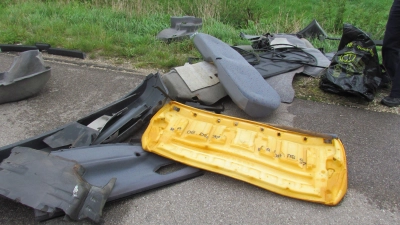 Diese Teile eines Opels haben Unbekannte an der ehemaligen B25-Zufahrt nach Greiselbach entsorgt. (Foto: Polizei)