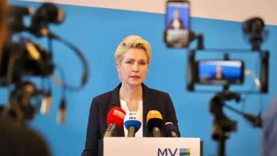 Manuela Schwesig (SPD), Ministerpräsidentin von Mecklenburg-Vorpommern, beantwortet bei einer Pressekonferenz in Schwerin die Fragen von Journalisten. (Foto: -/Staatskanzlei Meklenburg-Vorpommern/dpa)
