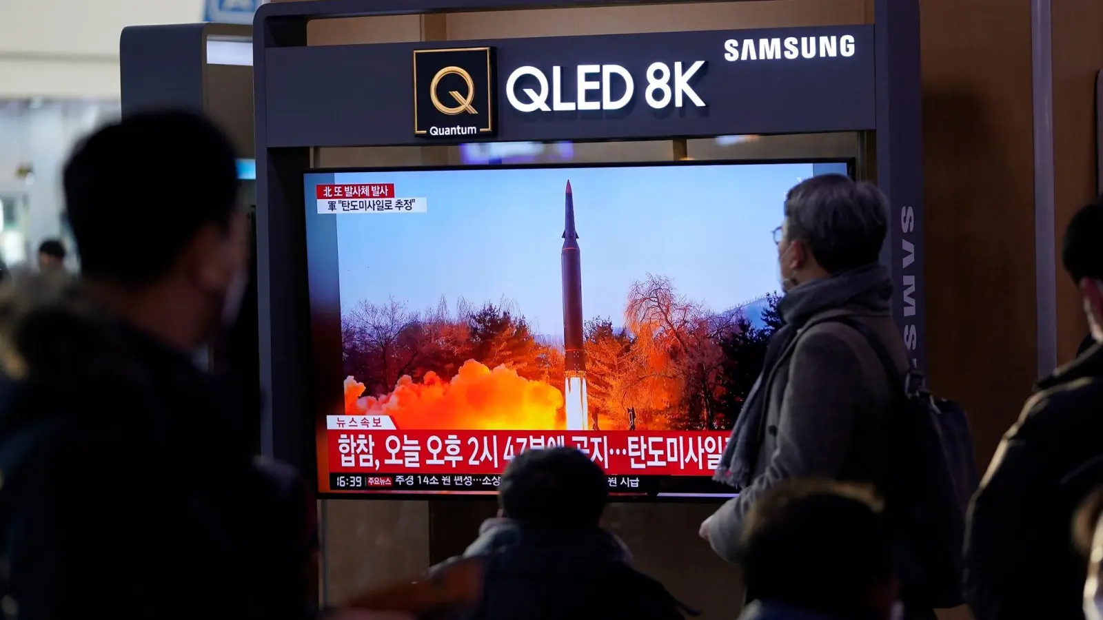 Menschen im Bahnhof von Seoul schauen auf Archivszenen eines nordkoreanischen Raketenstarts. (Foto: Lee Jin-Man/AP/dpa)