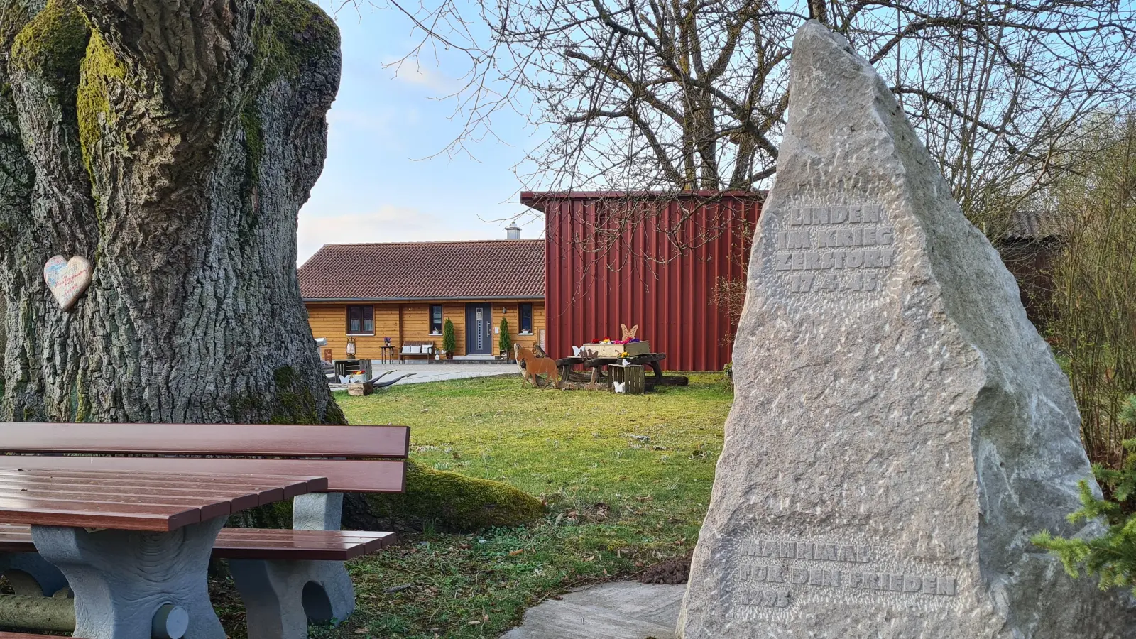 An die Zerstörung Lindens heute vor 80 Jahren erinnert ein Gedenkstein in der Dorfmitte. Er war 1995 anlässlich des 50. Jahrestags aufgestellt worden. (Foto: Margit Schwandt)