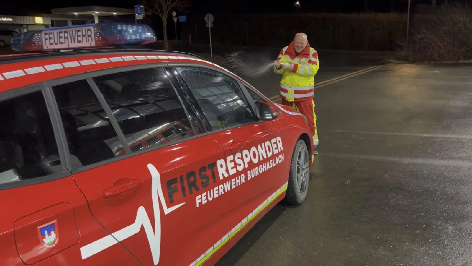 Mit einer Sektdusche begrüßte der nichtärztliche Leiter der First Responder Burghaslach, Jürgen Seiermann, das neue Auto. (Foto: Max Schorr)