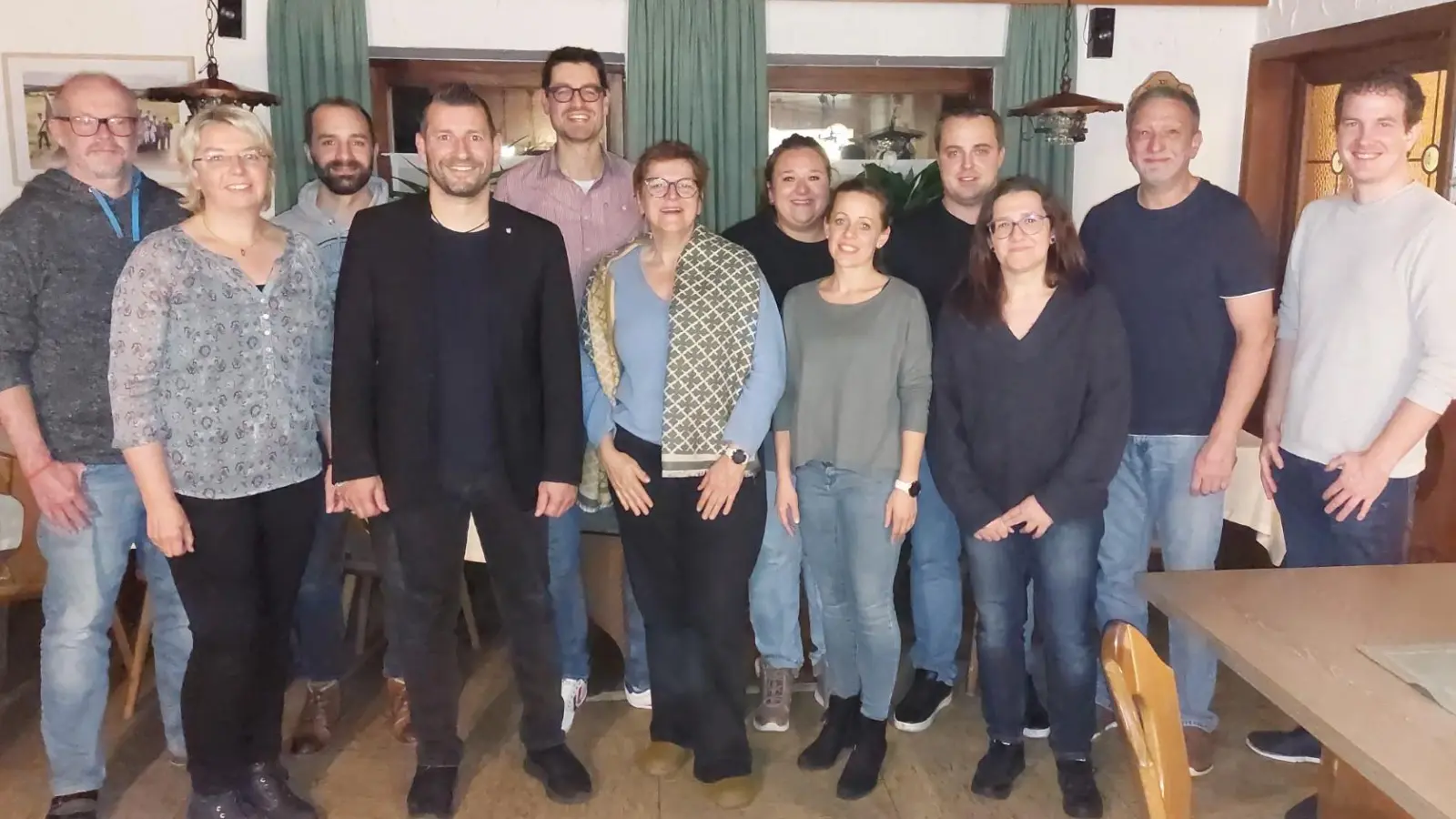 Die Kandidatinnen und Kandidaten der Freien Wählergemeinschaft zusammen mit Bürgermeisterkandidat Simon Schäffler (Vierter von links). (Foto: Friedrich Zinnecker)