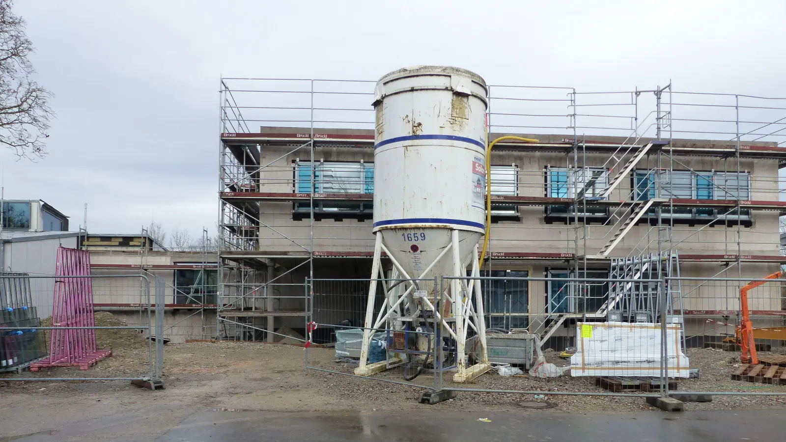 Noch ist einiges zu tun, aber der Rohbau steht. An der Uffenheimer Bomhard-Schule herrscht jedenfalls Optimismus, dass die Deadline Mitte September eingehalten werden kann. (Foto: Christoph Kilian)