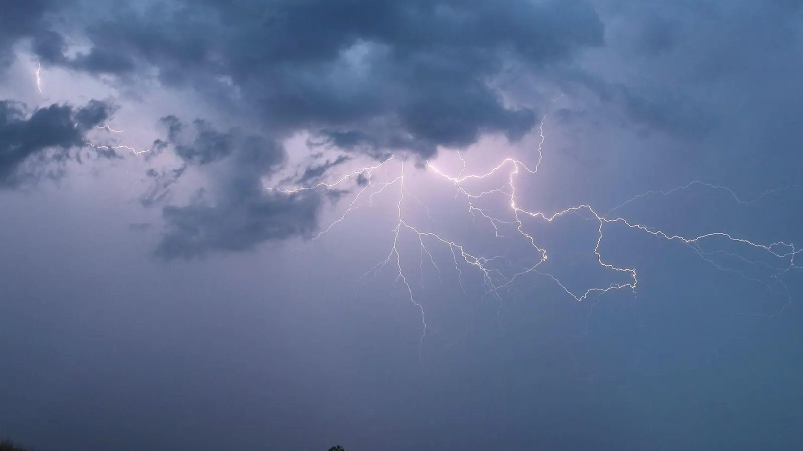 Regen und Gewitter: Diese Woche geht es nass weiter. (Archivbild) (Foto: Alexander Wolf/onw-images/dpa)