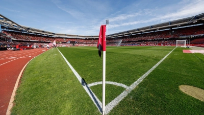 Durch den Spielertunnel geht es für die zukünftigen Eheleute zur Trauung am Spielfeldrand. (Archivbild) (Foto: Daniel Karmann/dpa)