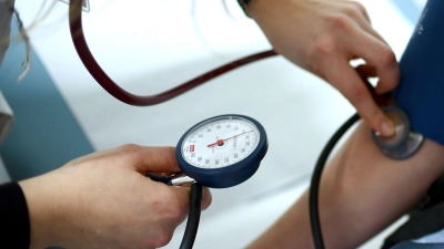 Die Zahl der Menschen mit hohem Blutdruck hat sich laut WHO zwischen 1990 und 2019 verdoppelt - auf rund 1,3 Milliarden Menschen. (Foto: Britta Pedersen/dpa-Zentralbild/dpa)