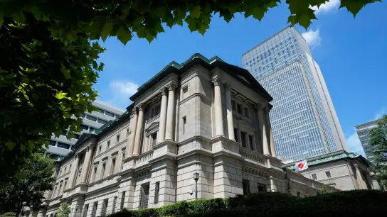 Eine japanische Flagge flattert am Hauptsitz der Bank of Japan in Tokio. (Foto: Shuji Kajiyama/AP/dpa)