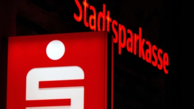 Die Sparkassen in Deutschland erleben einen leichten Gewinneinbruch. (Foto: Sven Hoppe/dpa)