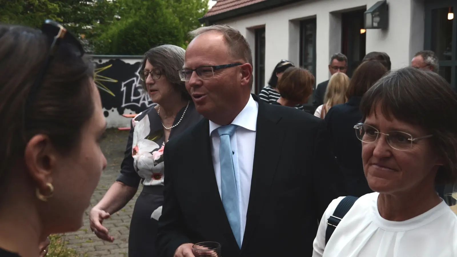 Vertreter von Politik, Kirchen und Justiz waren gestern bei der Amtseinführung von Friedrich Weitner gekommen, der anschließend im Innenhof des evangelischen Gemeindezentrums umlagert wurde. (Foto: Patrick Lauer)