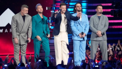 Joey Fatone (l-r), Lance Bass, Justin Timberlake, JC Chasez und Chris Kirkpatrick von NSYNC während der MTV Video Music Awards 2023. (Foto: Charles Sykes/Invision/AP/dpa)