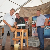 Mit Spannung wird die Anzahl der Schläge erwartet, die Bürgermeister Walter Kollmar (links) für den diesjährigen Bieranstich benötigt.  (Foto: Peter Tippl)