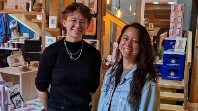 Anja Alt (rechts) und Laura Reck stehen im Pop-up-Store vor ihrem Sortiment. (Foto: Leonie Lang)