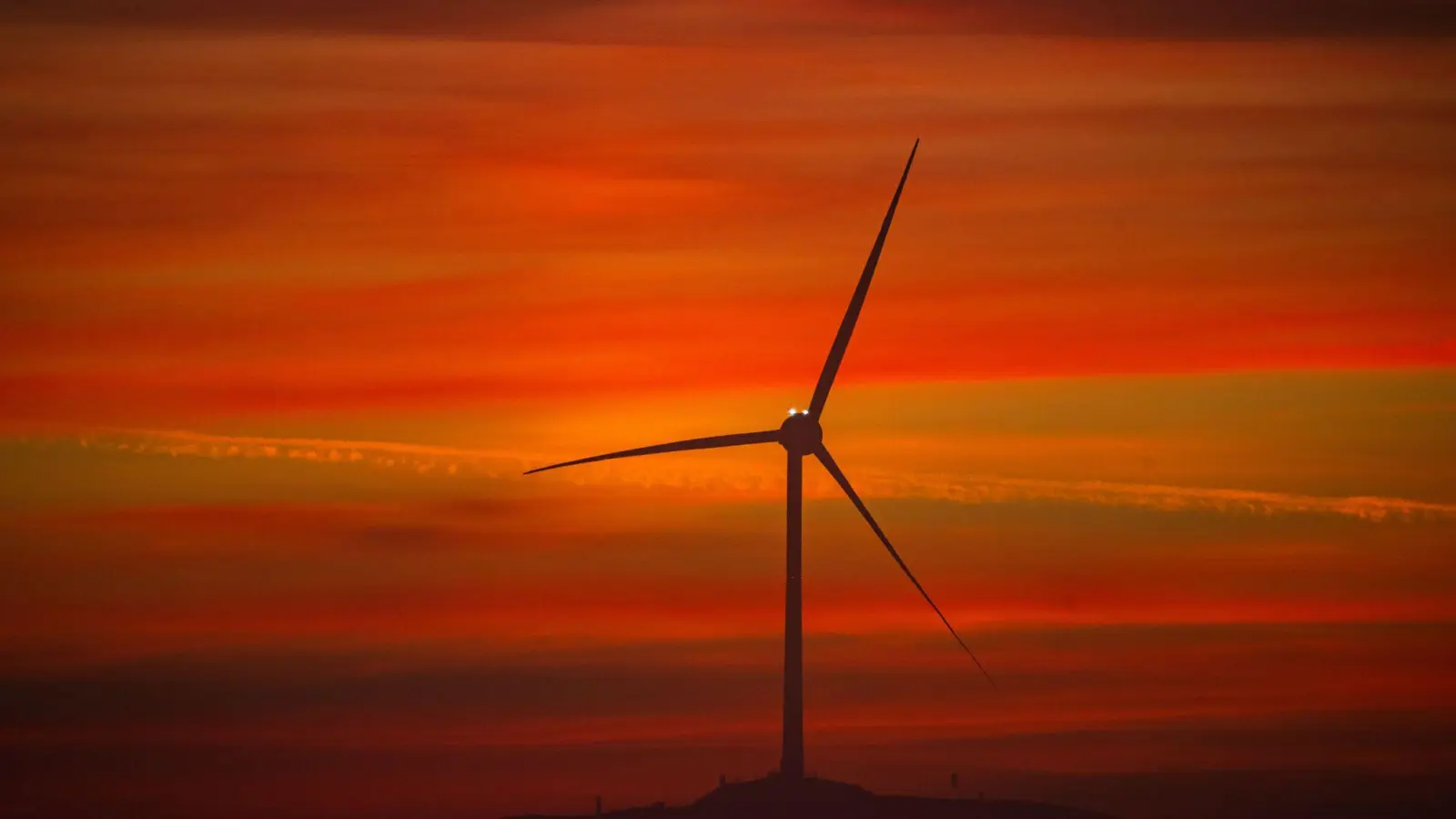 Die Staatsregierung forciert mittlerweile den Ausbau der Windenergie, doch der bayerischen Wirtschaft geht es nach wie vor nicht schnell genug. (Symbolbild) (Foto: Peter Kneffel/dpa)