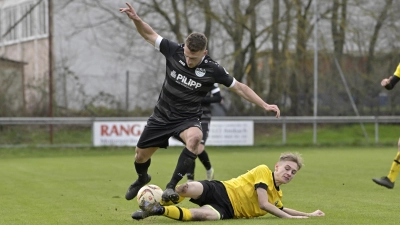 Hinter dem Einsatz von Patrick Freitag (oben, gegen Julian Stritzke vom TSV Meckenhausen) steht am Sonntag beim ESV Ansbach-Eyb ein großes Fragezeichen. (Foto: Martin Rügner)