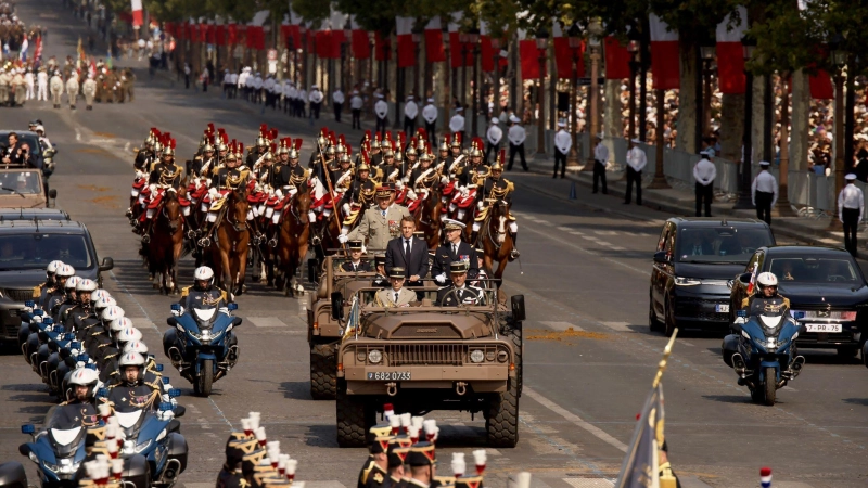 Truppen der Länder der Koalition der Willigen führten die Militärparade zum französischen Nationalfeiertag an. (Foto: Thomas Padilla/AP/dpa)