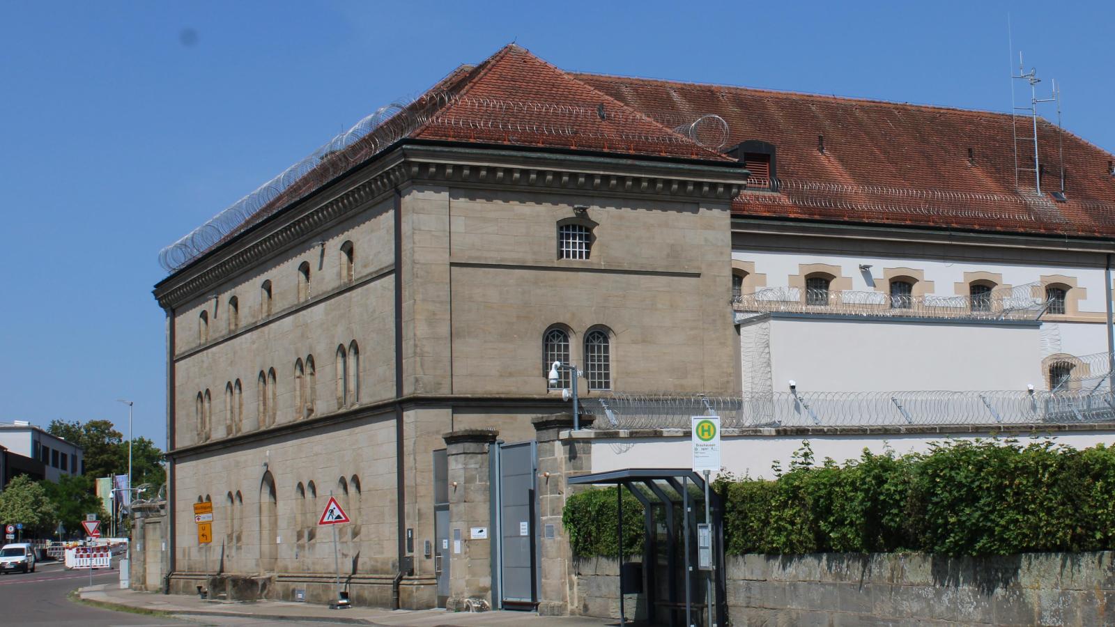 Striptease in front of Ansbach prison: 48-year-old contacted her brother