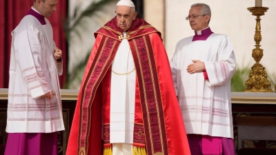 Papst Franziskus bei der Palmsonntagsmesse auf dem Petersplatz in Rom. (Foto: Andrew Medichini/AP)