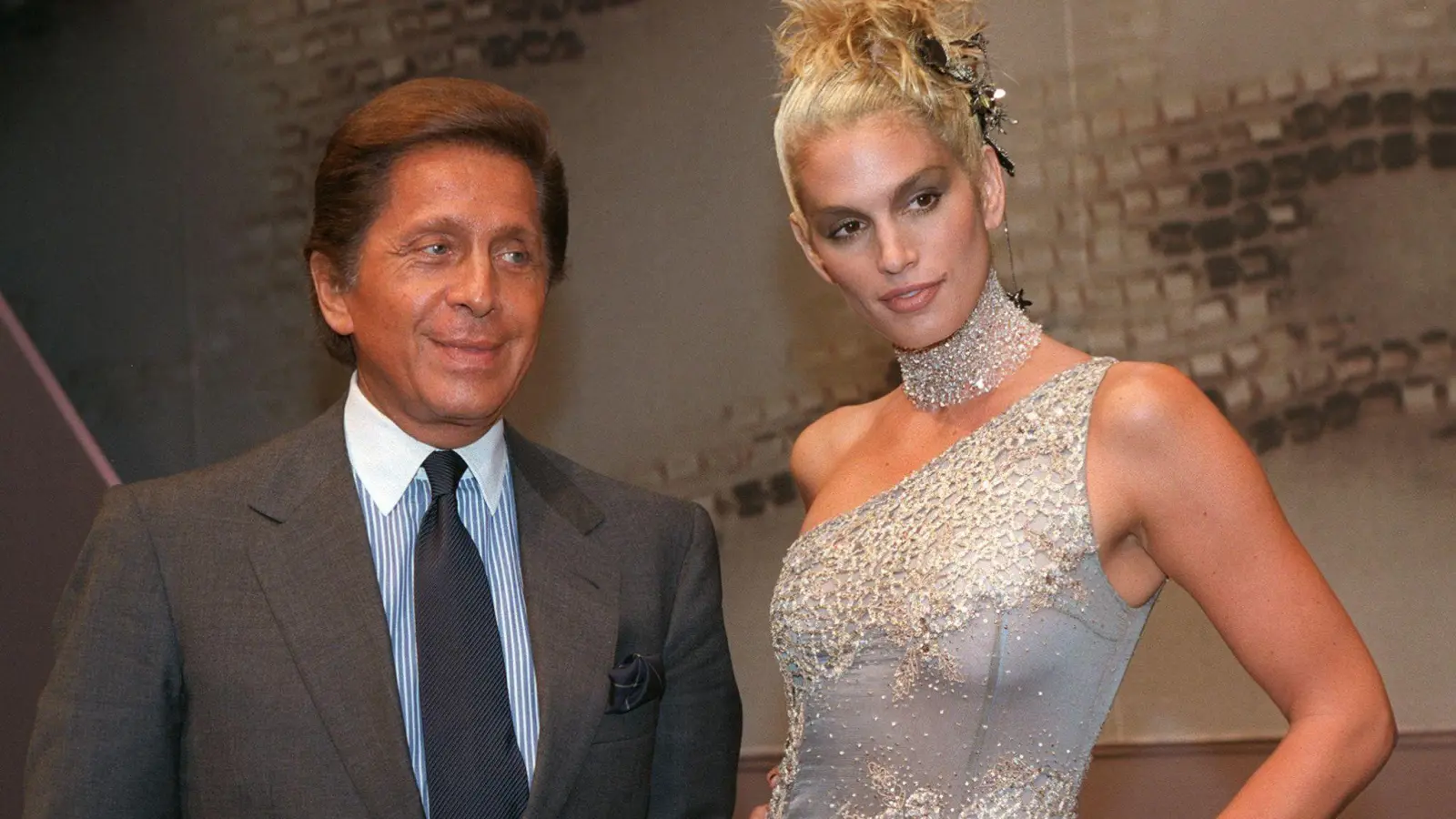 Der italienische Designer Valentino trifft oft auf berühmte Schönheiten. 1997 ließ er sich etwa bei einer Modenschau mit US-Topmodel Cindy Crawford ablichten. Am 11. Mai feiert der Modeschöpfer seinen 90. Geburtstag. (Foto: Thomas Coex/dpa)