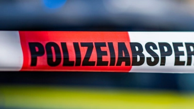 Einsatzkräfte fanden am Montag einen leblosen Mann in Archshofen nahe Tauberzell. (Symbolbild: David Inderlied/dpa)