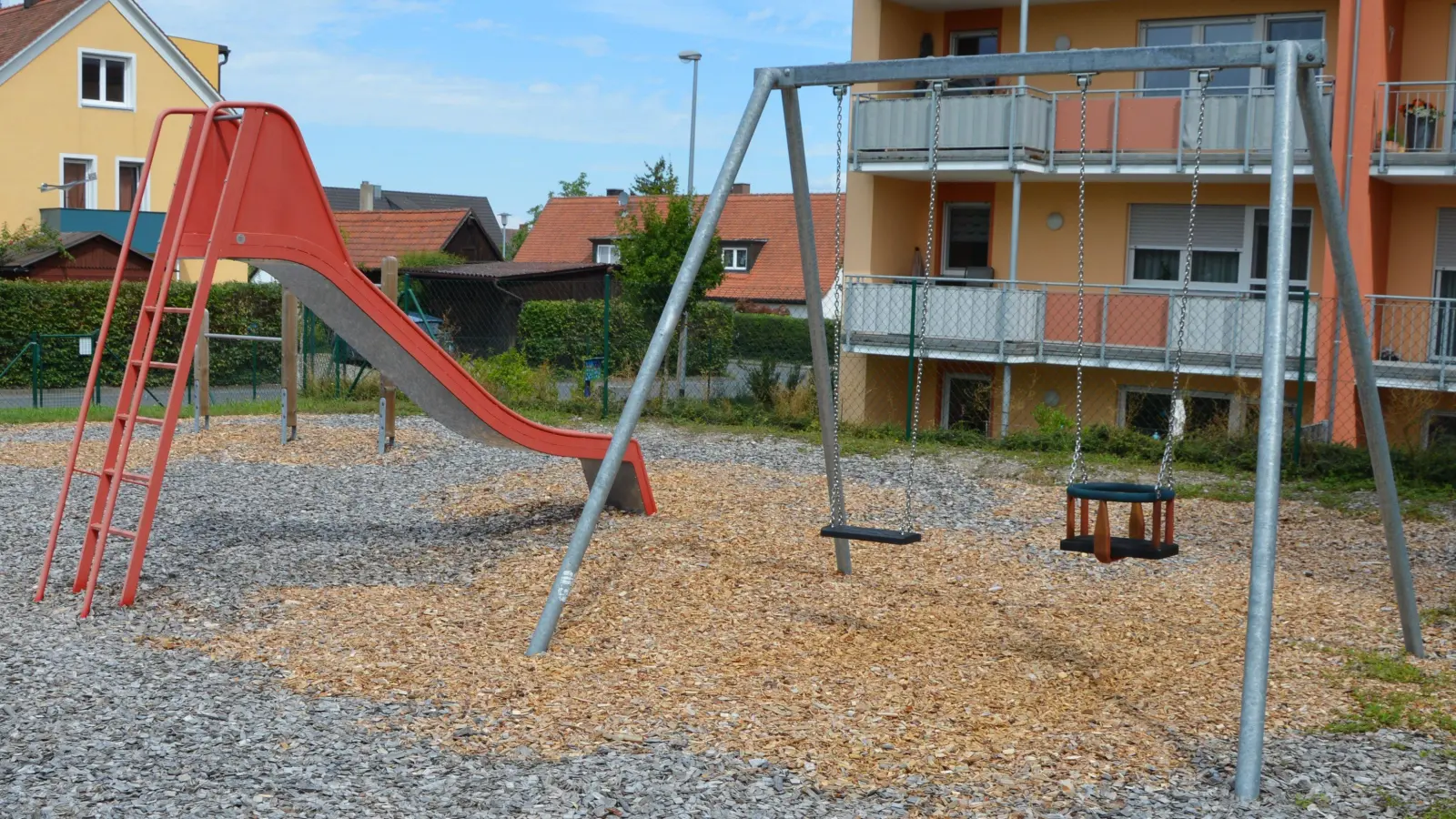 Beim Bau von Mehrfamilienhäusern müssen Spielplätze - so wie hier in der Nürnberger Straße - vorgesehen werden. Mit Schaukel, Rutsche, Wippe, Sandkasten und einer Sitzgelegenheit für die Eltern ist dieser hier vorbildlich ausgestattet. (Foto: Patrick Lauer)