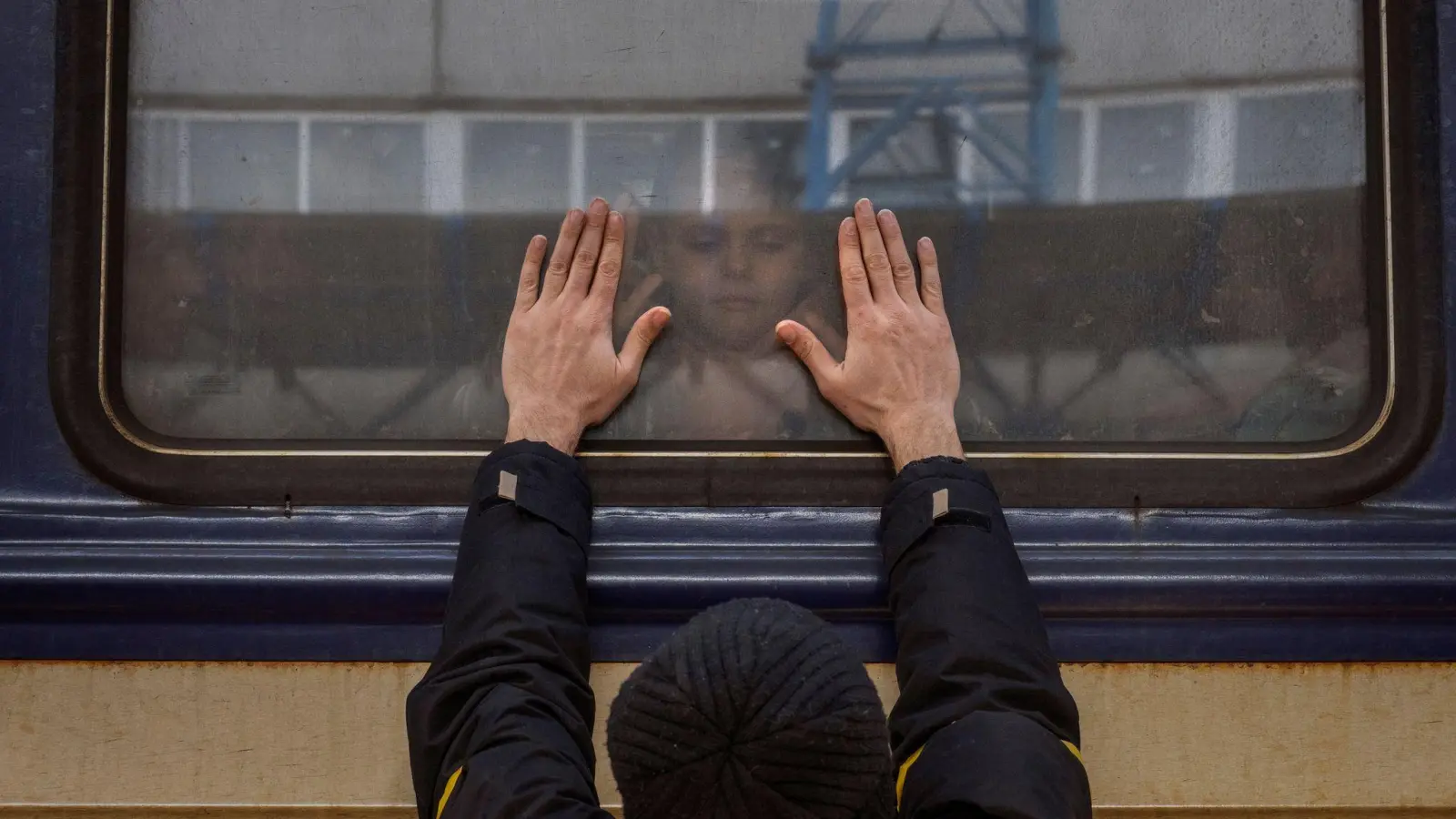 Ein Mann verabschiedet sich von seiner fünfjährigen Tochter am Bahnhof von Kiew in der Ukraine. (Foto: Emilio Morenatti/AP/dpa)