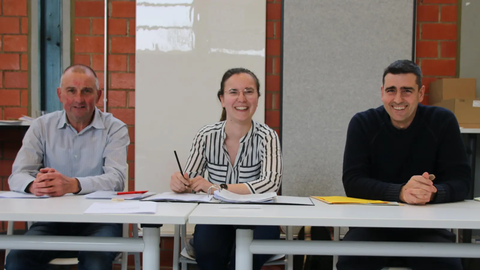 Rudolf Henkel, Elisa Hardung und Christian Geymann haben als Wahlhelfende Spaß. (Foto: Stefan Neidl)