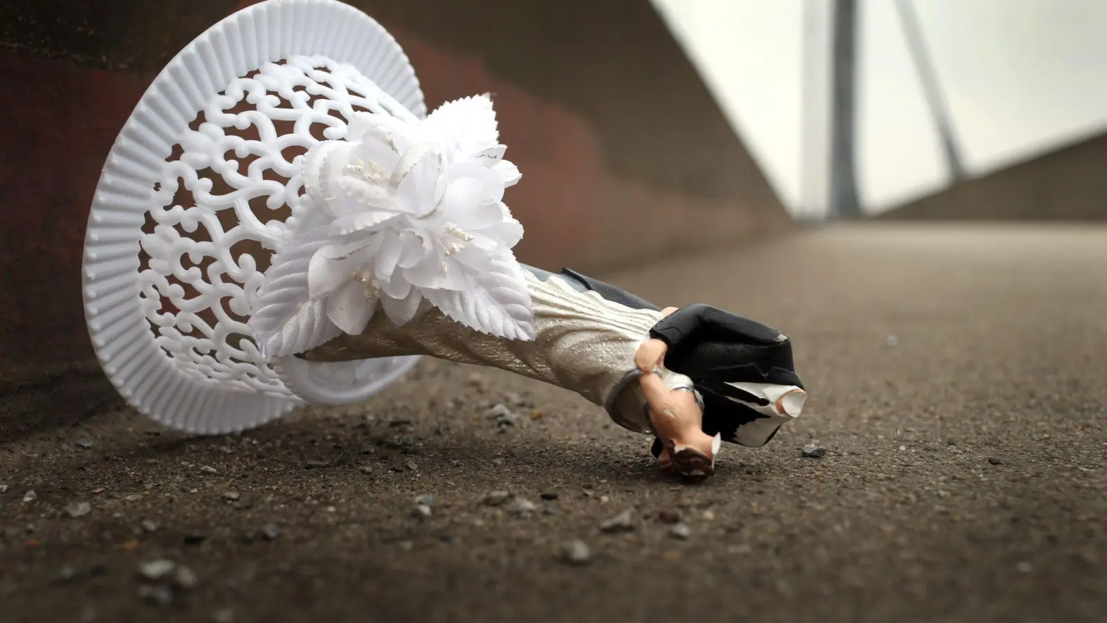 Bei einem Einbruch in ein Brautmodengeschäft in Neustadt/Aisch hinterließen der oder die Täter einen größeren Schaden. (Symbolbild: Martin Gerten/dpa/dpa-tmn)