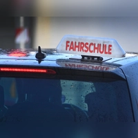 Gerade im ländlichen Raum bedeutet der Führerschein Unabhängigkeit für junge Erwachsene. Der Weg dahin ist jedoch teuer. Die Stadt Ansbach greift Pflegekindern dabei unter die Arme. (Symbolbild: Jim Albright)