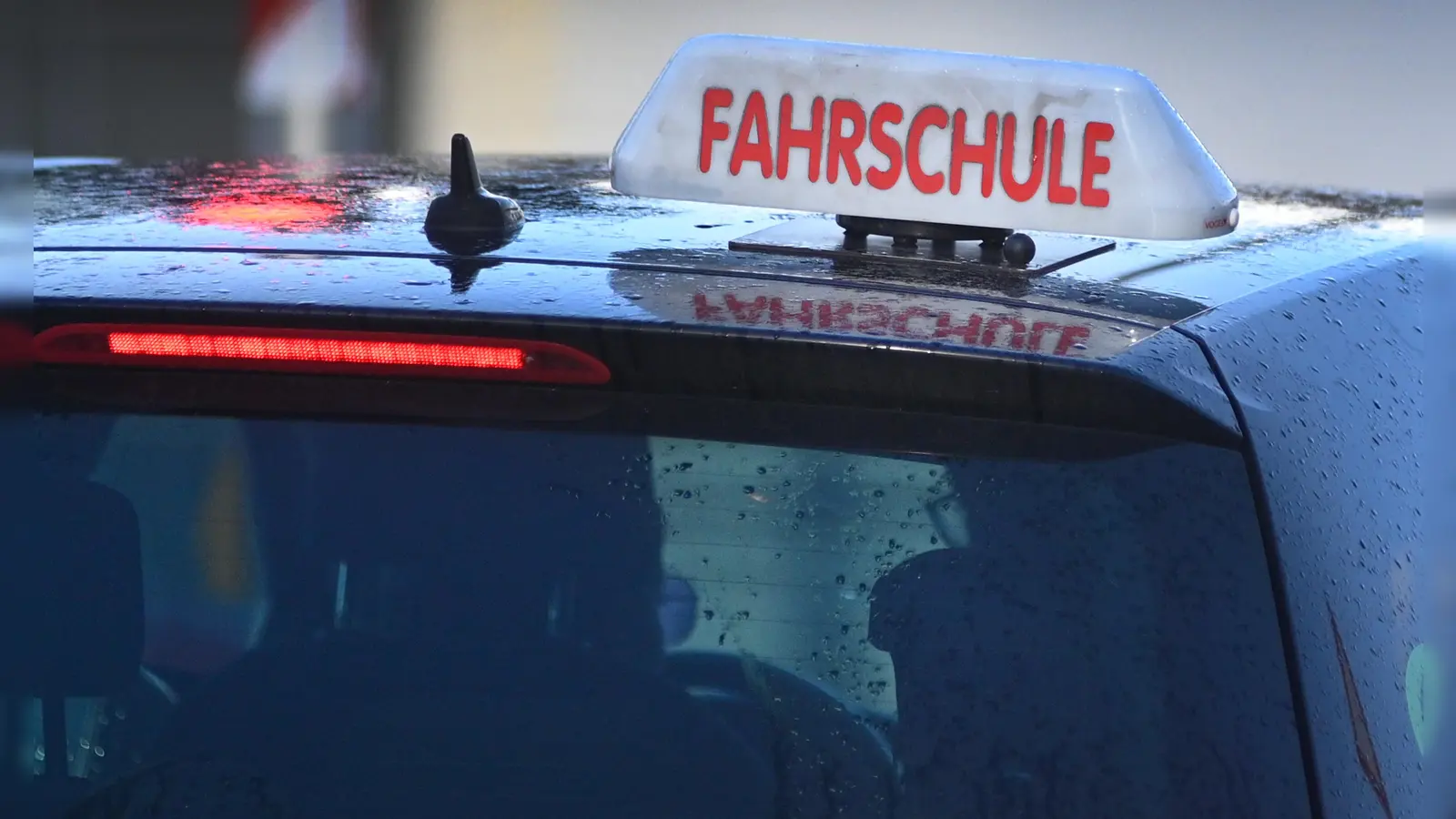 Gerade im ländlichen Raum bedeutet der Führerschein Unabhängigkeit für junge Erwachsene. Der Weg dahin ist jedoch teuer. Die Stadt Ansbach greift Pflegekindern dabei unter die Arme. (Symbolbild: Jim Albright)