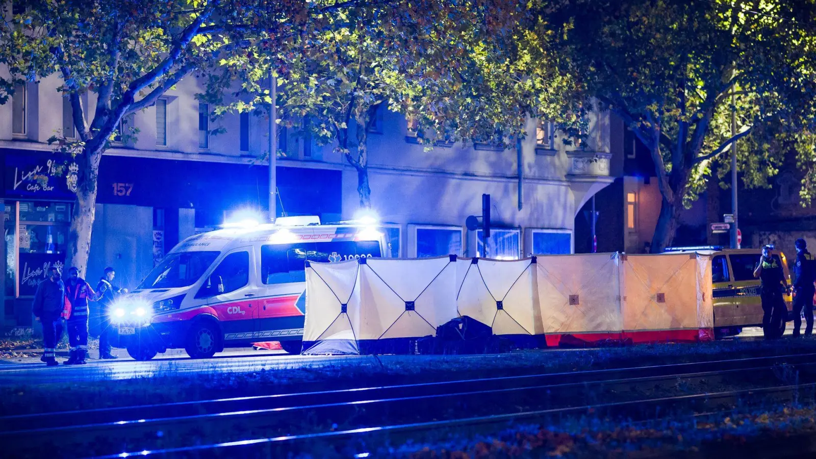 Einsatzkräfte sichern den Tatort. (Foto: Moritz Frankenberg/dpa)