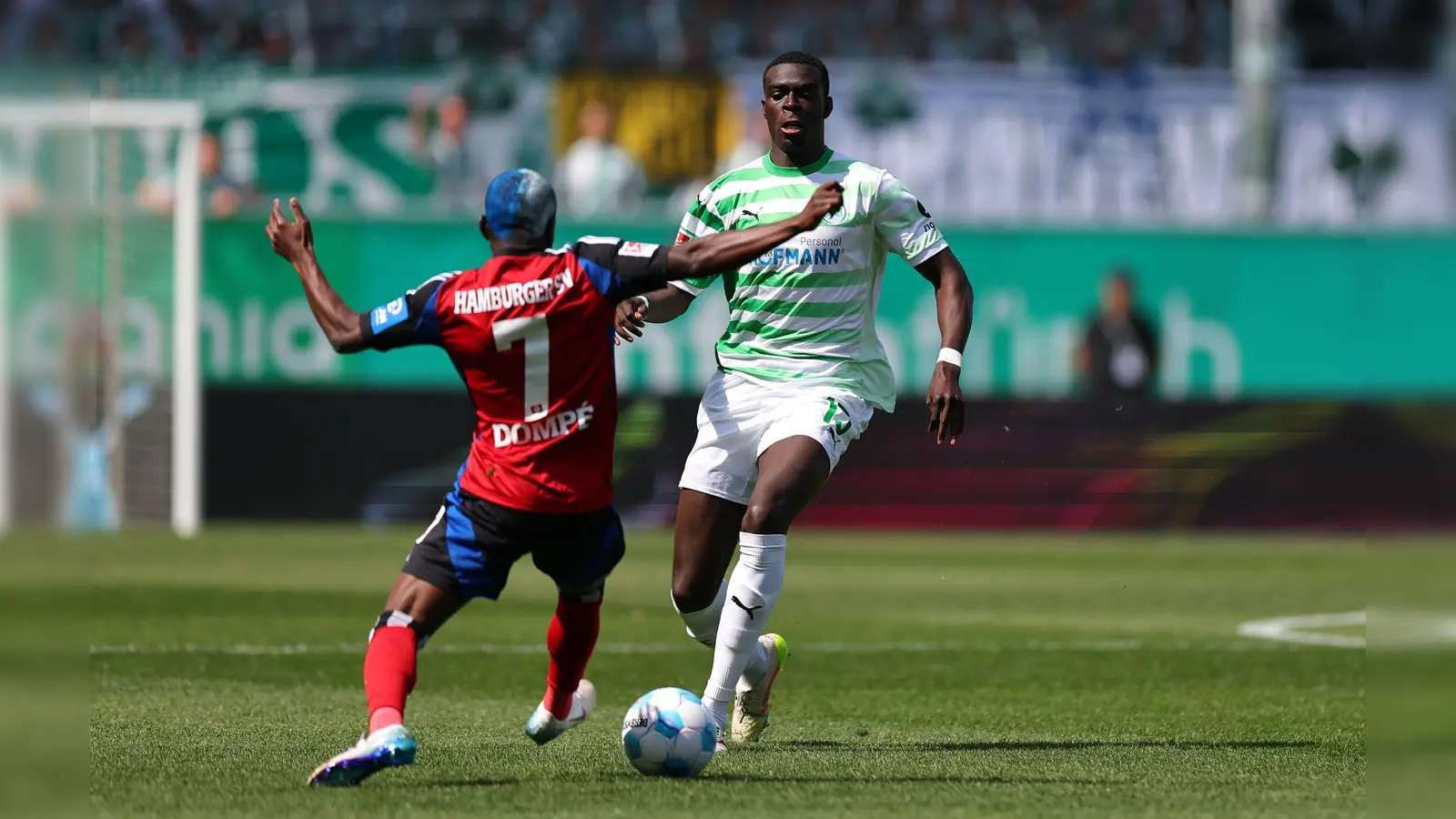 Spielte zuletzt für die SpVgg Greuther Fürth in der zweiten Liga: Hoffenheims Joshua Quarshie (r). (Foto: Daniel Karmann/dpa)