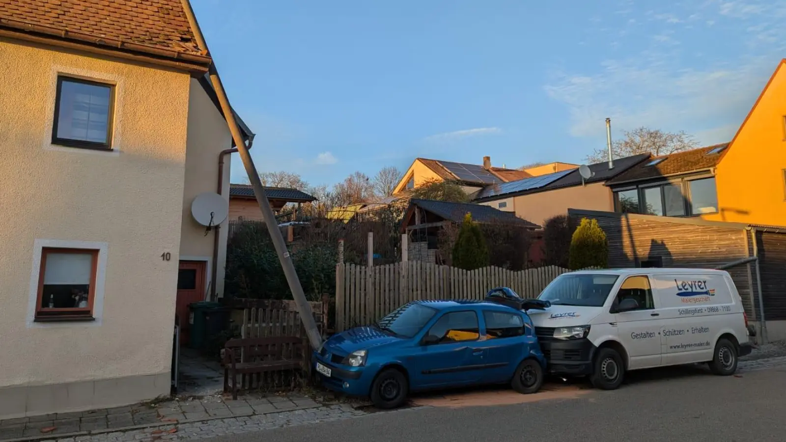 Ein kurioser Unfall ereignete sich am Dienstag in Schillingsfürst. Ein Kleintransporter rollte auf ein Auto, das wiederum eine Straßenlaterne zu Fall brachte. (Foto: Polizei Rothenburg)