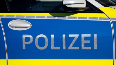 Die Polizei ermittelte den Lkw-Fahrer, der in Egenhausen eine Straßenlaterne umfuhr. (Symbolbild: Sven Hoppe/dpa)