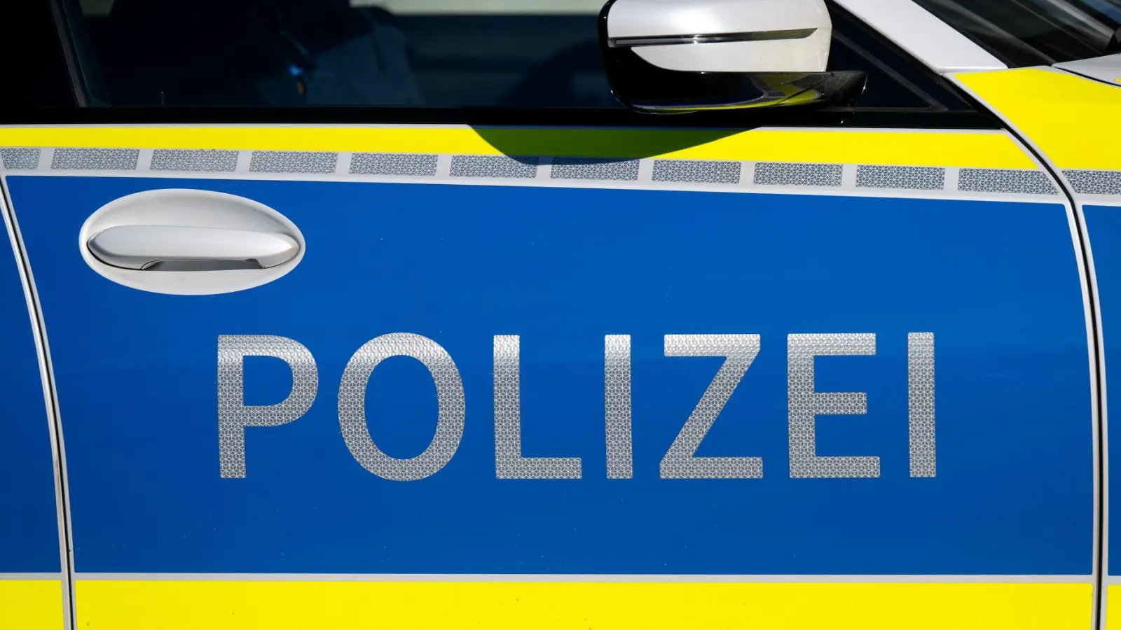 Die Polizei kümmerte sich um die Couch und die Autofahrerin, die das verlorene Möbelstück auf der Bundesstraße rammte. (Symbolbild)  (Foto: Sven Hoppe/dpa)