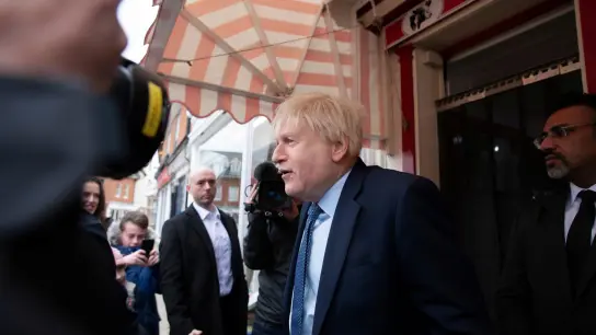 Kenneth Branagh als Premierminister Boris Johnson in einer Szene der Dramaserie „This England“. (Foto: Phil Fisk/Sky UK/dpa)