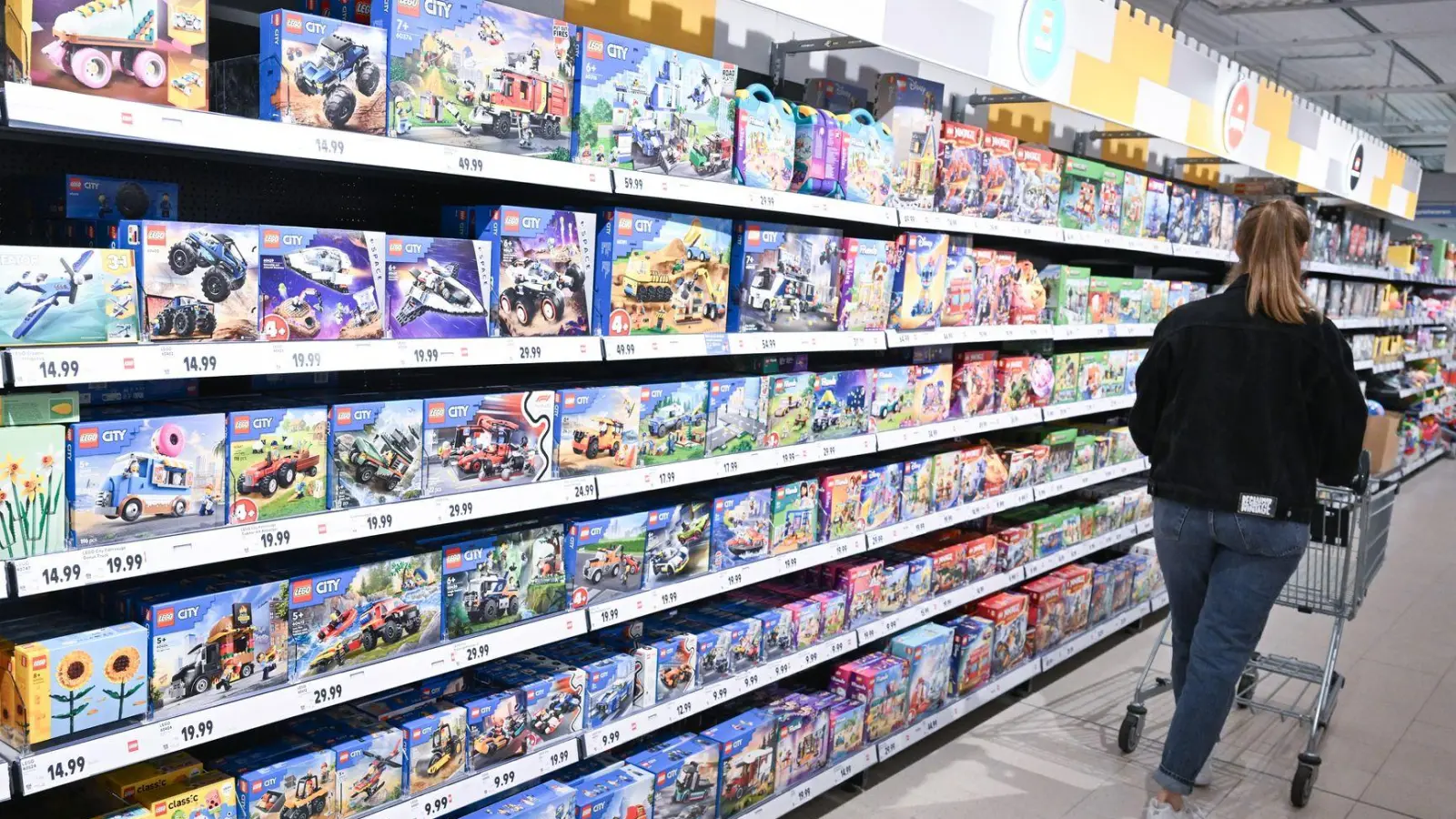 Lebensmittel sind das Hauptgeschäft von Discountern und Supermärkten. Mittlerweile haben sie aber deutlich mehr im Sortiment. (Archivbild) (Foto: Bernd Weißbrod/dpa)