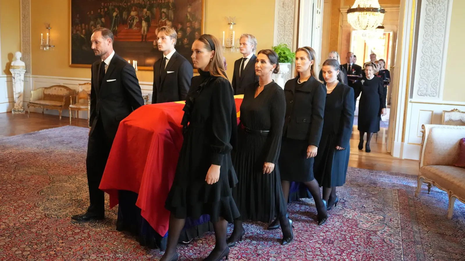 In langsamen Schritten begleitete die Familie den Sarg von Harald V. (Foto: Ole Berg-Rusten/NTB Scanpix/AP/dpa)