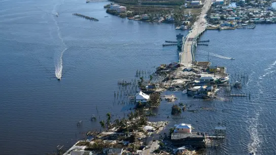 Die Brücke, die von Fort Myers nach Pine Island führt, ist nach dem Hurrikan stark beschädigt. (Foto: Gerald Herbert/AP/dpa)