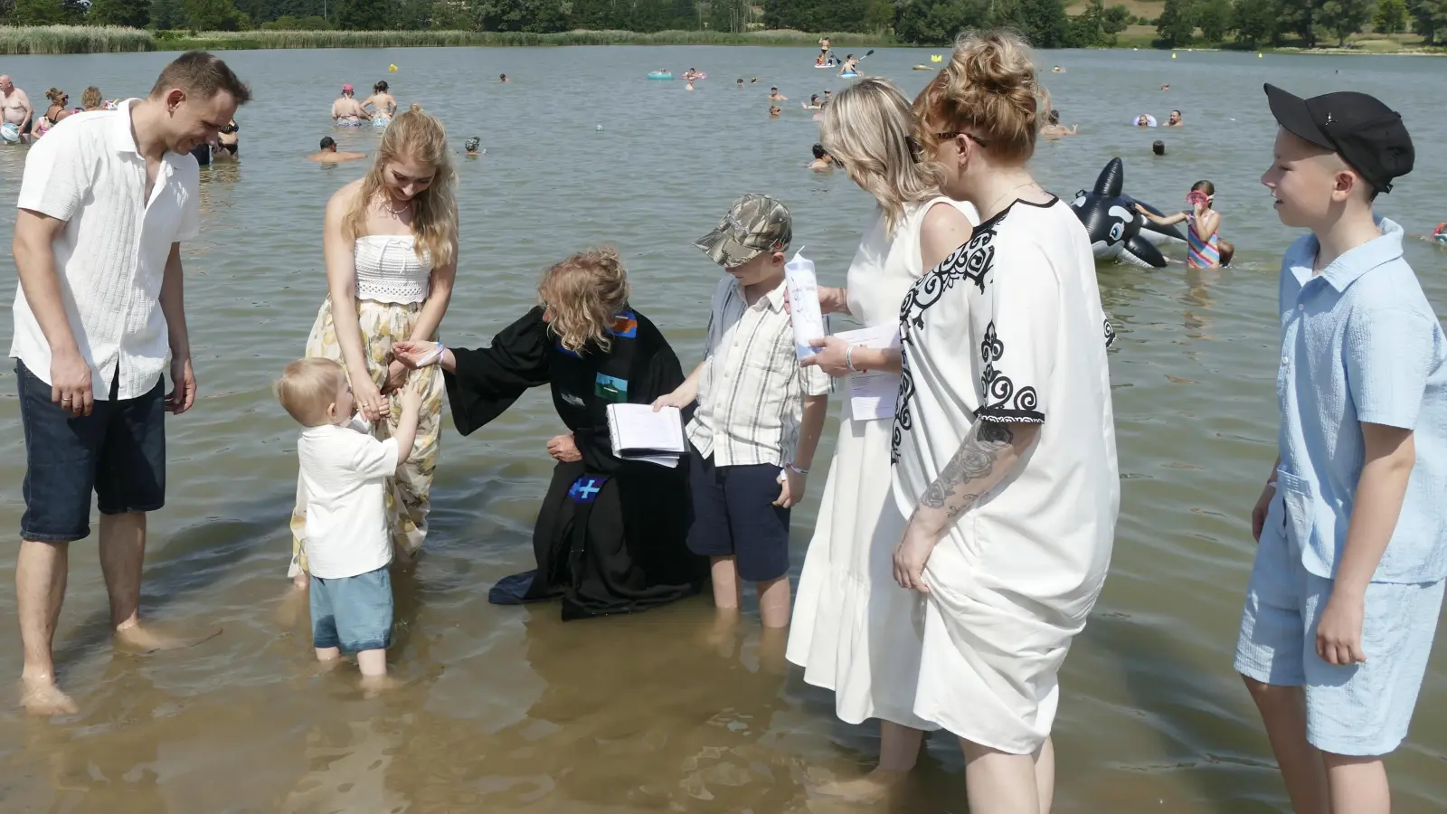 Pfarrerin Heidi Wolfsgruber spendet die Taufe. (Foto: Helmut Meixner)