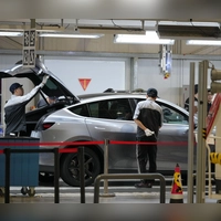 Das Tesla-Werk in Shanghai spielt eine wichtige Rolle für das internationale Geschäft des Elektroautobauers. (Archivbild) (Foto: Andy Wong/AP/dpa)