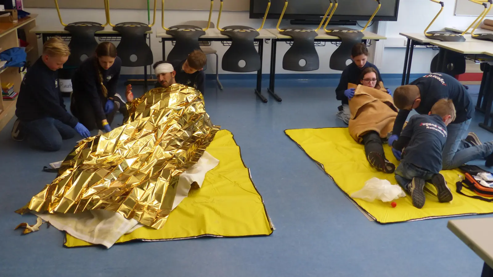 Eine Kopfverletzung und Prellungen versorgte der BRK-Nachwuchs bei den praktischen Erste-Hilfe-Aufgaben des Wettbewerbs. (Foto: Albert Schülein)