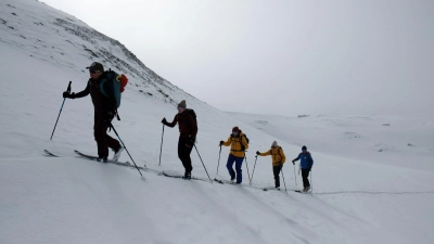 Wie ein Stück Lappland in den Alpen: Die von Gletschern und Erosion abgeschmirgelten Nocken erinnern an die Berge Skandinaviens. (Foto: Florian Sanktjohanser/dpa-tmn)