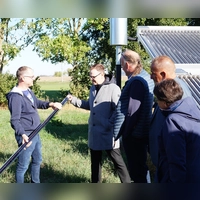 Nahwärme-Geschäftsführer Christian Zink (links) zeigte dem Landrat ein Heizelement, wie es Teil der großen Solarthermie-Anlage ist. (Foto: Anita Dlugoß)