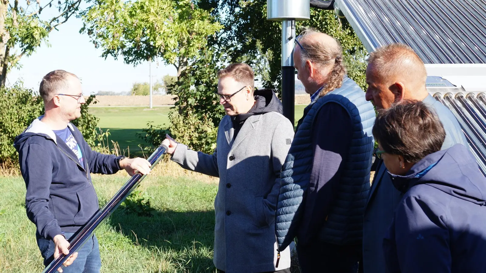 Beim Landratsbesuch in Weigenheim war das Nahwärmenetz eins der Themen. Nahwärme-Geschäftsführer Christian Zink (links) zeigt Christian von Dobschütz (von links) hier ein Heizelement der großen Solarthermie-Anlage. (Archivbild: Anita Dlugoß)