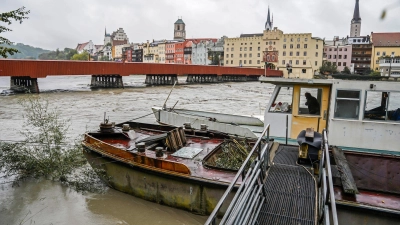Ein Schiff liegt am Ufer gegenüber der Wasserburger Altstadt. (Foto: Uwe Lein/dpa)