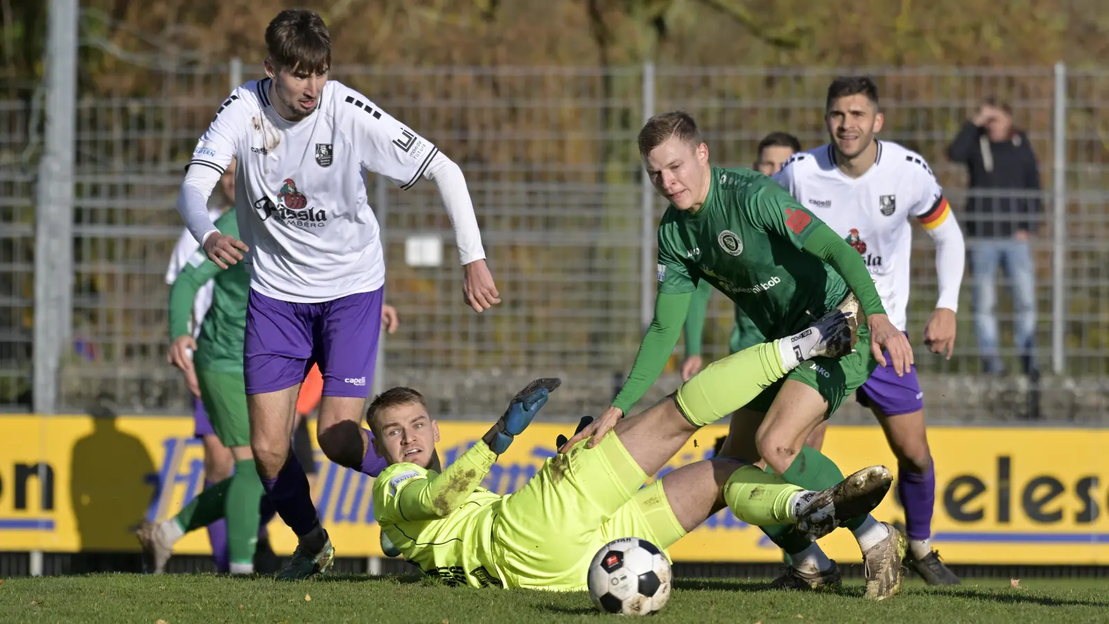 In der ersten Hälfte blieb Eintracht-Torhüter Ben Olschewski immer Sieger gegen die Ansbacher. Hier bremst er Riko Manz.  (Foto: Martin Rügner)